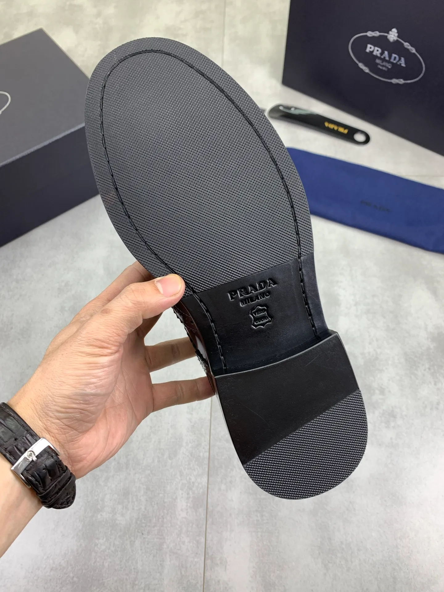 Factory price P980 💰 (genuine leather outsole series) original quality, top version 🔱 ＰＲＡＤＡPrada. Men's business casual leather shoes, top quality cow leather. 1:1 shipment⬆️Luxurious and noble👞All imported original color-changed cowhide, just to create a more comfortable wearing experience. Upper: Original comfortable selected high-end color-changed calfskin➕Top imported water-dyed full cow lining, original lightweight and comfortable high-grade genuine leather outsole✔️Code number: 39-44 (38 45 46 47 can be customized)